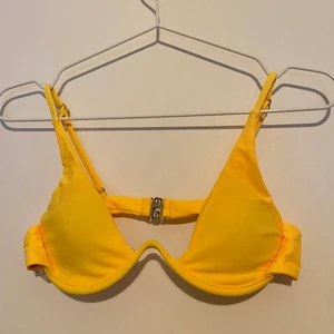 Gul bikini, s - En gul bikini i storlek S. Den är gulare än vad den ser ut att vara på bilden. Bra kvalitet. Justerbara axelband. Knäpper i ryggen och har även inlägg.