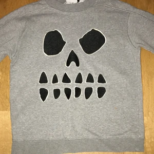 Sweatshirt med storlek: 152 - Bra skick, bara använt några gånger.