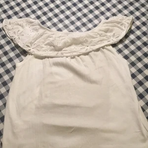 Tröja ! - Hej! Denna tröja är som ny och väldigt fin .Den kostar 30 kronor + lite frakt(13 kronor under 50 g).Den är i storlek 146-152. Den är vit och har fint mönster längst upp ,hoppas någon vill köpa //Philippa 