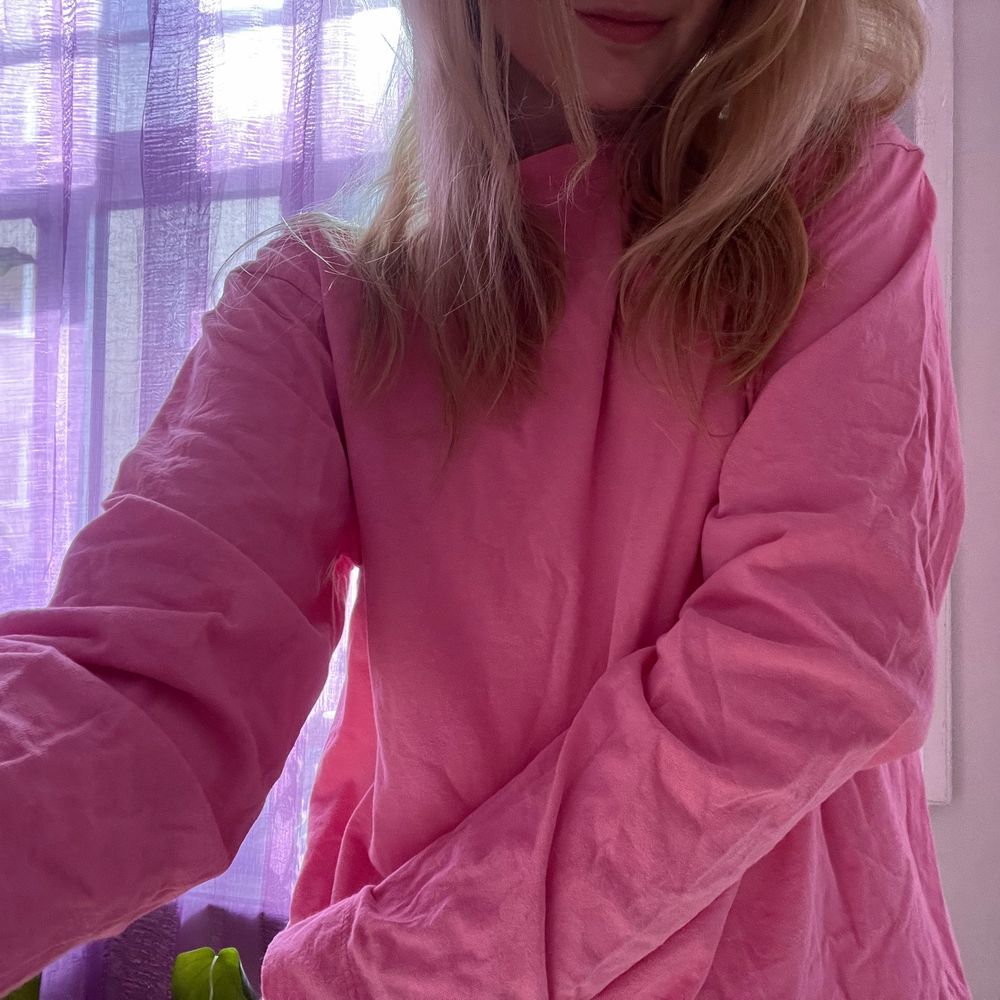 Supersnygg långärmad rosa tröja från asos, slutsåld på hemsidan. Jag är normalt strl M men denna passar mig trots strl S. 💖💖. T-shirts.
