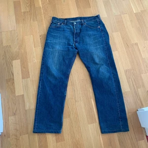Levi’S 501 38/34 - Levis 501, finns en liten slitning men inget stort. Snygg vintage look. (skriv för bild med passform) Köpare betalar frakt.