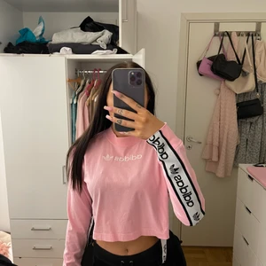 Adidas magtröja - En rosa magtröja från adidas, i storlek s, knappt använd