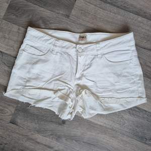 Vita shorts med slitningar 🤍