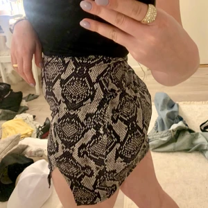 Kjol med slits - Orm inspirerad kjol med en snygg slits från NA-KD, hör av dig vid frågor!💕