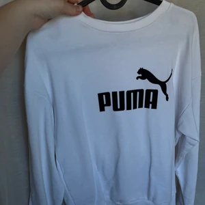 Sweatshirt - Svin snygg sweatshirt från Puma. Använd ca 2 gånger. Skriv för mer information eller bilder 🐻