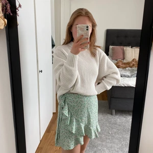 somrig kjol, storlek S-M  - Supersöt kjol som passar perfekt nu i sommar. Är i nyskick då den aldrig kommit till användning. Storlek M men lite lite i storlek och knyts i midjan så skulle säga att den passar XS-M. 