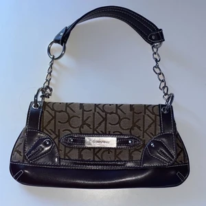 Calvin Klein y2k 2000s shoulder bag  - Calvin Klein shoulder bag liten i ok skick 🤍 från 2000s