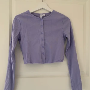 Långärmad topp  - En lilla kofta i mycket fint skick, den är inte mycket använd 🥰