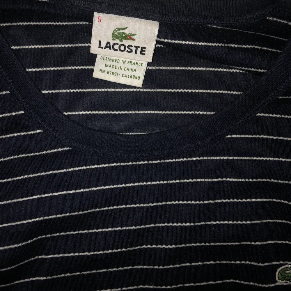 Helt oanvänd Lacoste tröja! Bra material, bra passform och helt ren. . Tröjor & Koftor.