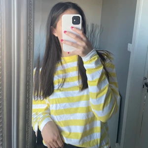 T-shirt - Somrig randig långärmad t-shirt från bikbok. Aldrig använd endast testad, prislappen är kvar på💛