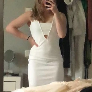 Vit klänning - Storlek M men passar även S. Frakt tillkommer❤️
