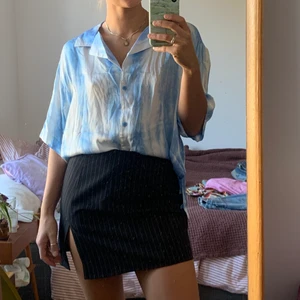 Randig kostymkjol  - Aldrig använd kostymkjol med vita ränder. Strl M, har fin slits nedtill! Perfekt längd då den inte är FÖR kort. Kan mötas i Sthlm innerstad alt frakta mot kostand! 