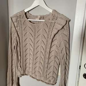 Fin stickad tröja storlek M - Jättefin stickad tröja från Hm. Använd Max 1-2 ggr. Passar till en small-medium. 