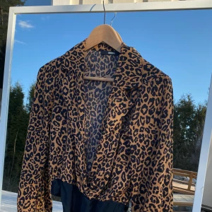 Fest body - Säljer denna då jag aldrig använt den. Sjukt snygg perfekt för festligare tillställningar inget fel på den. Priset går att diskutera✨🤩