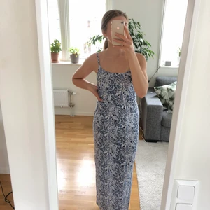 Långklänning - Otroligt mjuk och skön långklänning i blå multifärg. Resor i midjan och smala axelband som inte går att reglera. Något stretchig och lös passform, så kan även passa en S. Använd ett fåtal gånger, så i princip i nyskick.