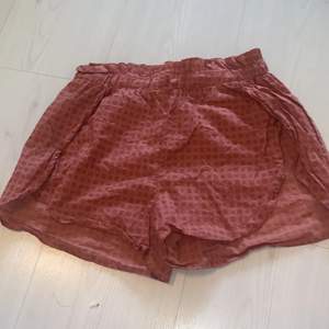 Mng shorts färg röd/rosa storlek 140cm
