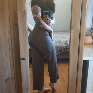 Ribbade vida byxor Zara - Väl använda men i gott skick. Väldigt sköna men tyvärr blivit för små. 