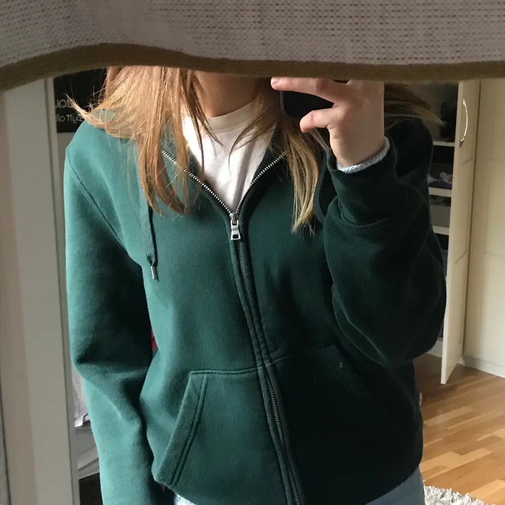 Jättefin grön zip up hoodie i storlek M (passar S-M) Sällan använd. Kontakta mig privat om du har någon fråga 💚 köparen står för frakten . Hoodies.