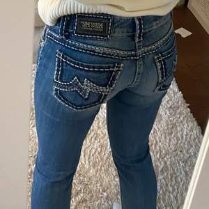 Assnygga lågmidjade jeans från Miss Me i storlek 26! 💞