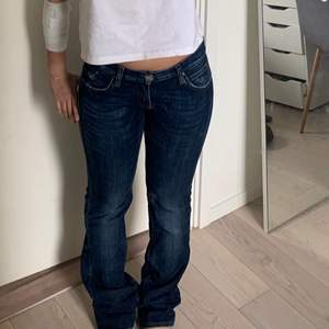 Säljer mina favvo jeans som är low waist bootcut feån herrlicher😍 jätte långa på mig som är 157 och passar på nån upp till 170 