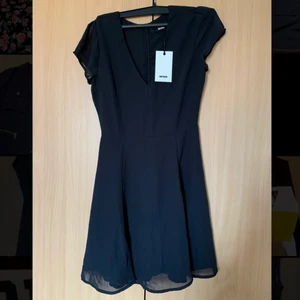 Svart klänning  - Jättesöt svart klänning som aldrig använts. Kan skicka fler bilder vid förfrågan. Priset kan diskuteras. (Köp 3 plagg betala för 2) 