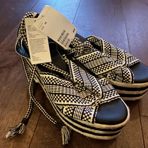 Nya HM platåskor - Helt nya, har så mycket skor så blir nog inte att jag kommer hinna använda dessa! Väldigt snygga till sommaren :)