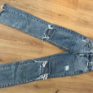 Jeans med söndriga knän. - Köpta 2020 på PRETTYLITTLETHING. Använda 1 gång. Kan skicka bild med dom på :)