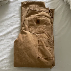 Carhartt byxor!  - Ett par jättefina carhartt (dungaree fit). Säljer dessa feta workwear byxorna från carhartt!! Skriv om du har frågor. :) 