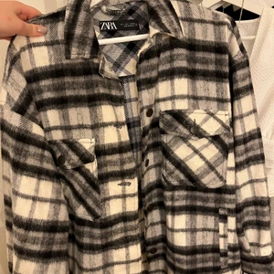 Jacka - Snygg jacka i fint skick. Använd ca 2 gånger som ny. Kan frakta om köparen står för den🧡