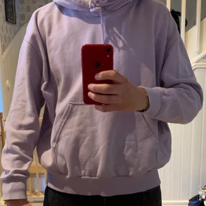 Weekday Hoodie - Fet hoodie från weekday. Passar mig riktigt bra men kommer tyvärr inte till använding. Skicket är som nytt, bara använd ett fåtal gånger. Skicka privat för fler bilder.