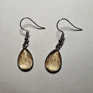 Ett par örhängen gjorda på ormskinn, majsorm  - Historia, ömsat ormskinn bevarat i smycken!  På Tales Of Scales görs smycken på ömsat skin, i detta fallet från en majsorm! Checka in @tales.of.scales.swe på instagram för törre utbud. Btw. Frakten är 15kr, ej 39kr som Plick säger :)