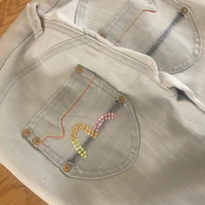 Evisu jeans  - Skit coola jeans från evisu, köpta på Vestiaire med äkthetskontroll. De är lowaist och långa i benen. Säljer pga att dem tyvärr va för små😭 😭 skickar gärna fler bilder vid behov!💖💖💖 pris kan diskuteras 