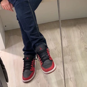 Jordan 1’s - Intressekoll på dessa jättefina Jordan 1’s low❤️🖤 Använda en del men ändå rätt bra skick! Kom privat för frågor.