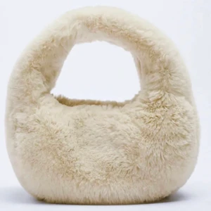 Päls väska - Super söt väska ifrån zara. Använd fåtal gånger! Dragkedjan har tyvärr gått sönder på den. 