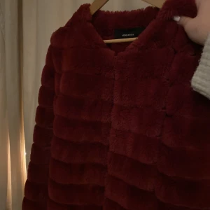 Pälsjacka - Jättefin vinröd pälsjacka från Vero Moda i stl L men sitter som M. Köpt för 399 kr, säljer för 200 kr Knappt använd. 