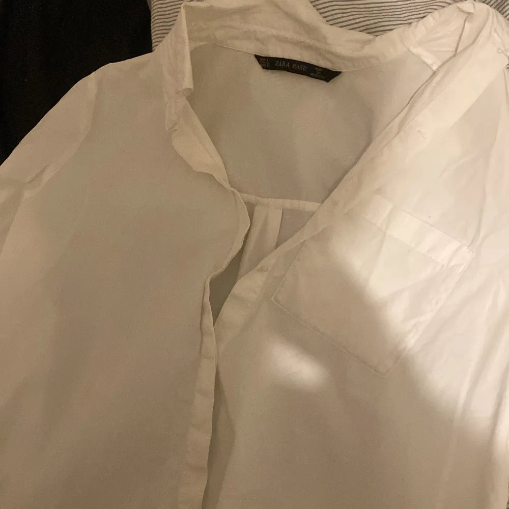 Jätte fin vit skjorta ifrån Zara i storlek L men passar mig som har Xs-S. Köpare står för frakt . Blusar.