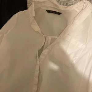 Skjorta  - Jätte fin vit skjorta ifrån Zara i storlek L men passar mig som har Xs-S. Köpare står för frakt 