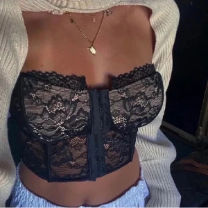 Korsett topp - Säljer denna superfina korsett toppen från by Anastasia! Den säljs inte längre! Använd en gång så den är i superbra skick! Storlek M! ❤️