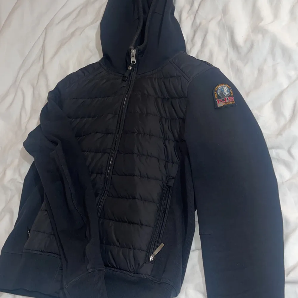 En väl omhändertagen så gott som ny parajumpers jacka. Knappt använd i väldigt gott skick. Färgen är en väldigt mörk marinblå färg. Säljs för att den är för liten för mig. Köpt för 3600kr. . Jackor.