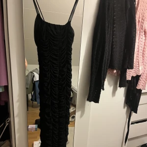 Axelbandsklänning - Maxi klänning med tunna axelband, stretchig men figursydd, påminner supermycket om skims! 