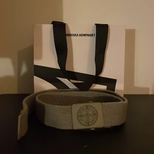 Stone island junior skärp 10-14 år - Stone Island, juniorer skärp. Fint, använt skick. Kvitto finns, bor i Göteborg. Hämtas eller skickas, köparen står för frakt. Skickar spårbarbart med postnord. 