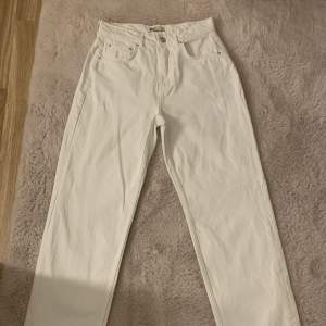 Raka vita jeans från Gina tricot för små för mig:(  i storlek 36🫶🏻 60kr🤍