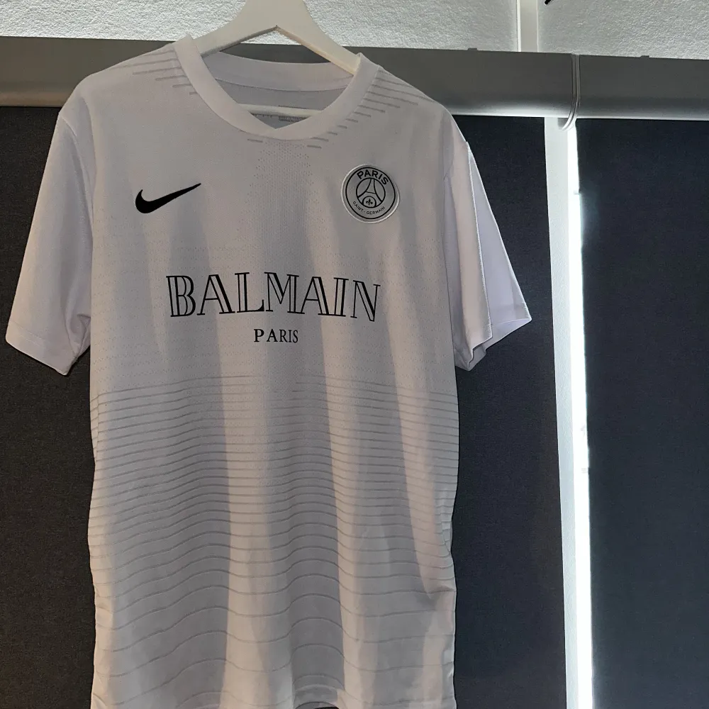 Balmain x PSG tshirts i storlek XL (Passar L).  Finns i både svart och vit. Båda är helt oanvändna. Ordinarie pris per tröja: 800kr. T-shirts.