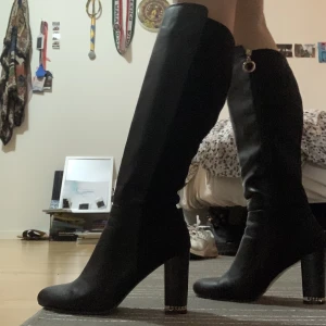 Stövlar svarta 39 - High below the knee boots, with heel. Very comfortable, easy to walk. Size 39. Never worn