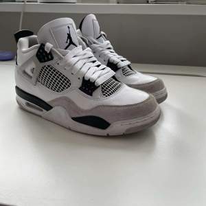 Jordan 4 military black i väldigt bra skick, men bara lite smutsiga. Hjälper min kompis att sälja skorna.