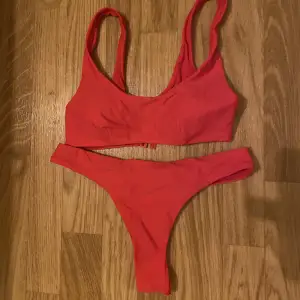 så fin ceriserosa bikini med scrunch bak på underdelen, strl xs✨ använd några gånger, tvättas noggrant innan de skickas✨ köpt på cubus  skriv privat för fler bilder🫶🏻
