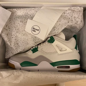 Jordan x Nike SB Air Jordan 4 Pine Green - Skorna är helt nya och har aldrig används, inte ens lämnat lådan. Själva lådan till skorna har en pytte liten skada som var där redan då jag köpte dem från butiken (se sista bild).  Kan både mötas upp och skickas  Storlek: 41, 8 US Kvitto medföljer :) 