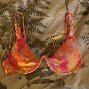 Bikini - Bikiniöverdel som jag aldrig använt då den var för stor så endast testad❤️ en bygel i mitten av den Storlek M men skulle säga att den sitter som en S