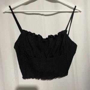 Sommar topp - Säljer detta linnet/toppen då den aldrig blivit använd. Vill gå bort den ur garderoben där av priset❤️ super fin och skönt material💗