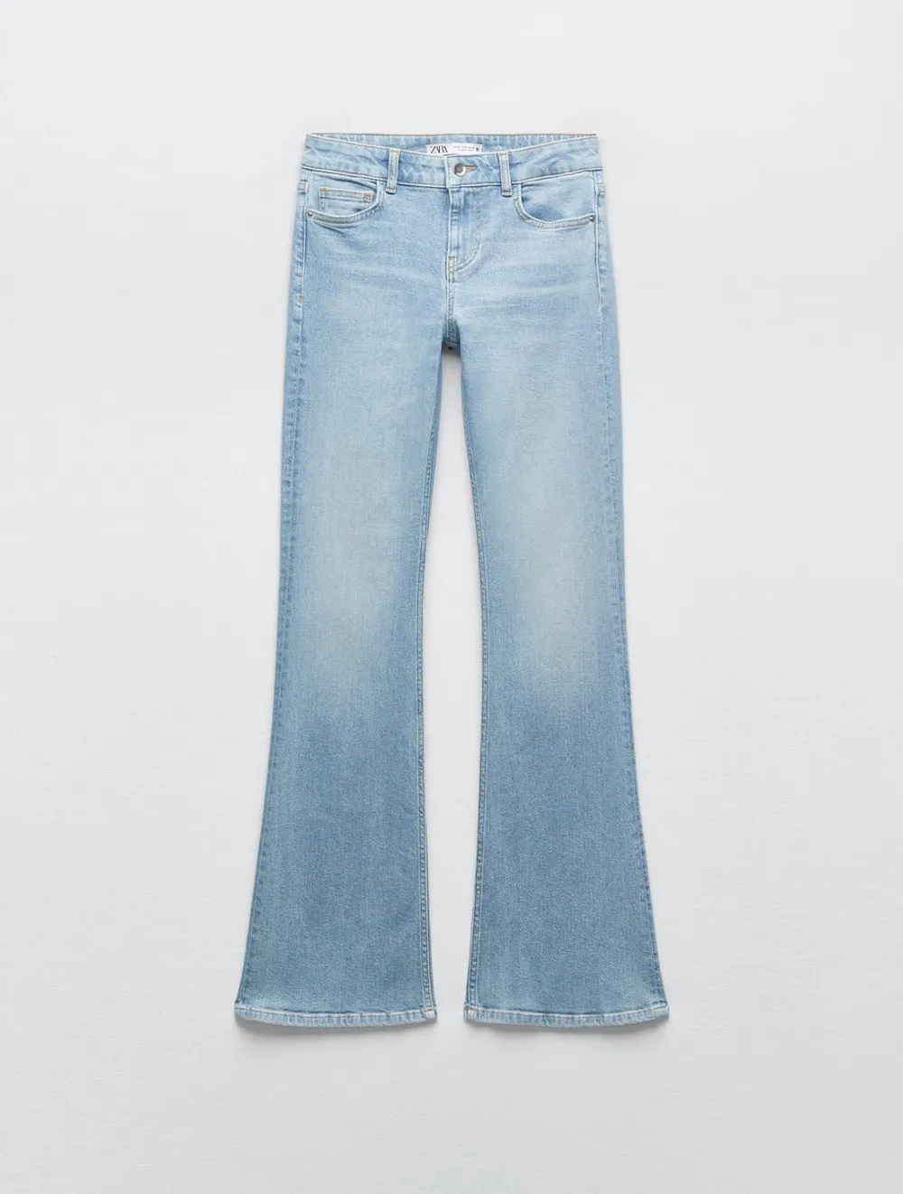 Säljer mina populära lågmidjade Zara jeans. Säljer pga att de inte kommer till användning💕 Nypris 400kr, sparsamt använda. Jeans & Byxor.